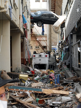 釜石市コミュニティ住宅付近に津波が残していった自動車